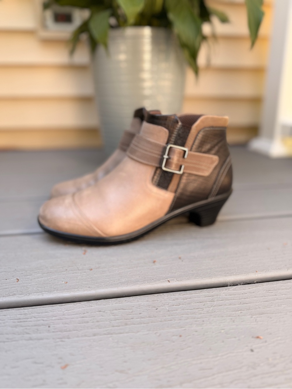 Women's orthofeet Two-Tone Tan & Brown Buckle Ankle Boot bioheels 9